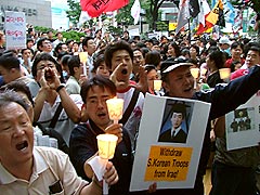 ソウルの中心街で23日夜、殺害された金鮮一(キム・ソンイル)さんを追悼する集会を市民団体が開催した。