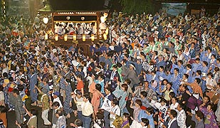 おはやしに合わせて、大勢の人たちが初踊りを楽しんだ=10日午後8時すぎ、岐阜県郡上市で