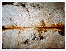 キトラ古墳の石室天井に描かれた天文図(文化庁提供)